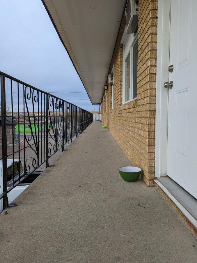 Riverside Motel Medicine Hat Exterior photo