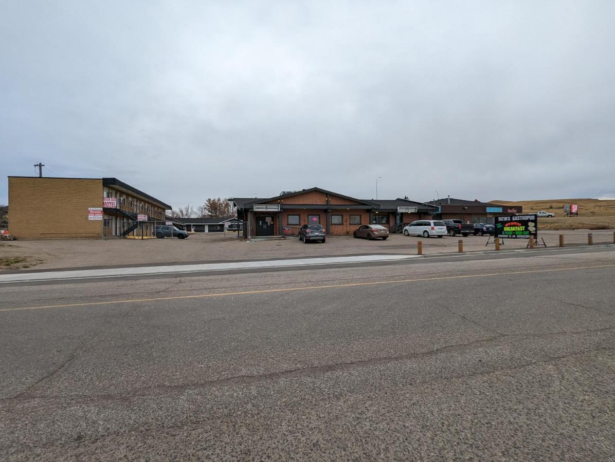 Riverside Motel Medicine Hat Exterior photo