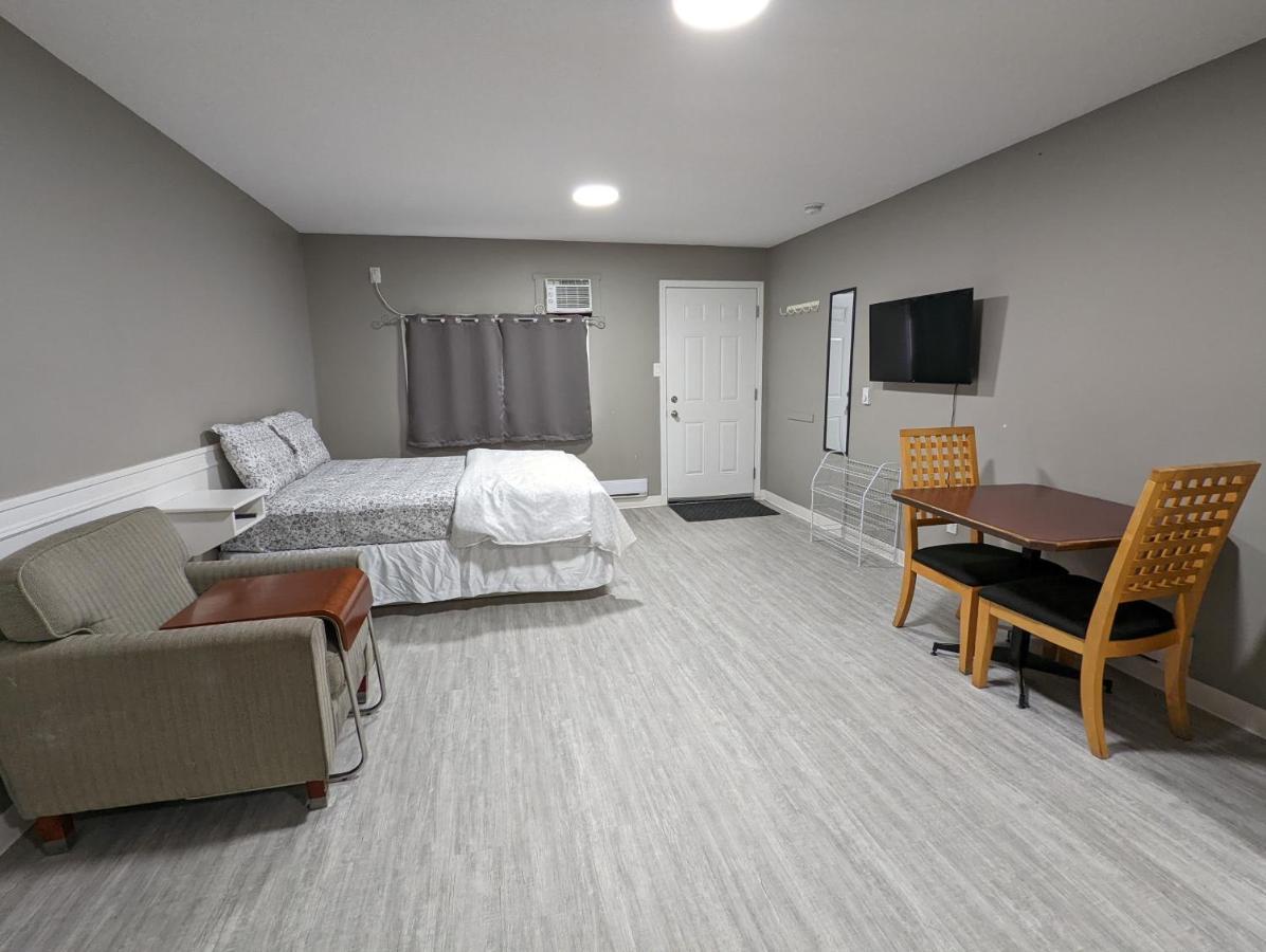 Riverside Motel Medicine Hat Exterior photo