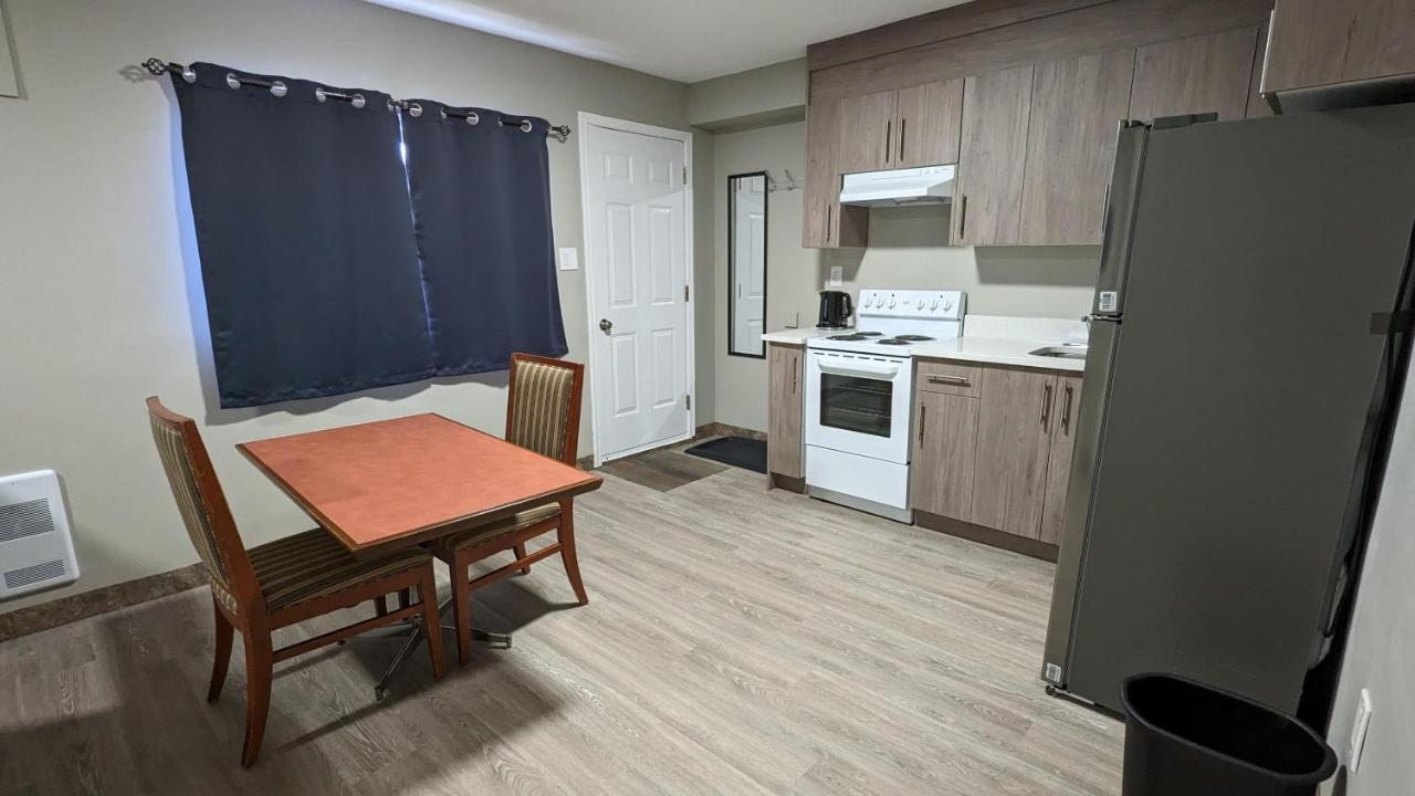 Riverside Motel Medicine Hat Exterior photo