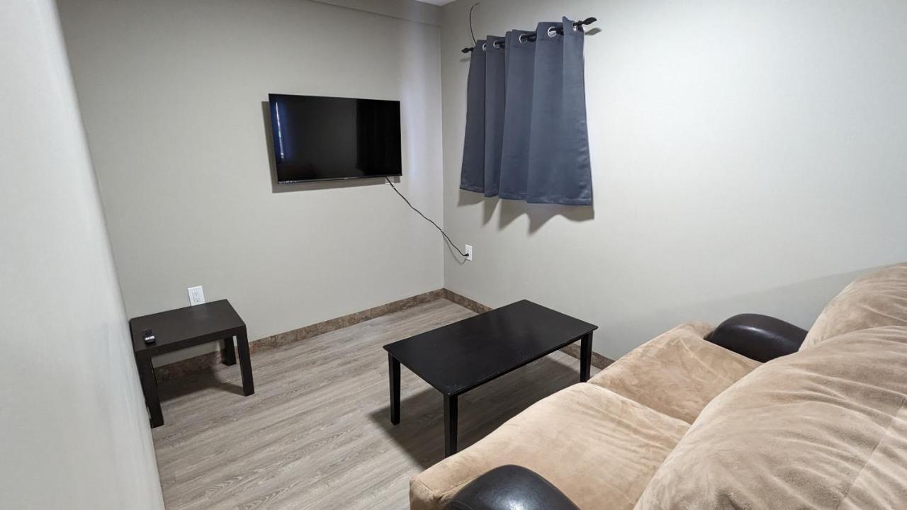 Riverside Motel Medicine Hat Exterior photo